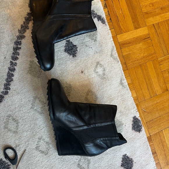 2010s Michel Michael Kors wedged leather heeled bootie perfect condition - Picture 2 of 9